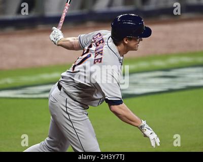 Atlanta, Usa. Oktober 2021. Der Pitcher Zack Greinke aus Houston Astros beendet am Samstag, den 30. Oktober 2021 in Atlanta, Georgia, das dritte Inning gegen die Atlanta Braves in Spiel vier der MLB World Series im Truist Park. Atlanta führt Houston 2-1 in der World Series an. Foto von David Tulis/UPI Credit: UPI/Alamy Live News Stockfoto