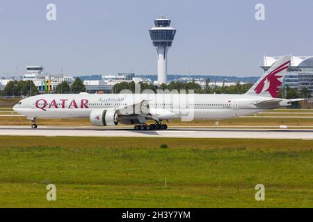 Qatar Airways Boeing 777-300ER Aircraft München Airport in Deutschland Stockfoto