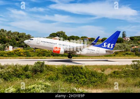 SAS Scandinavian Airlines Boeing 737-700 Flugzeuge Skiathos Flughafen in Griechenland Stockfoto