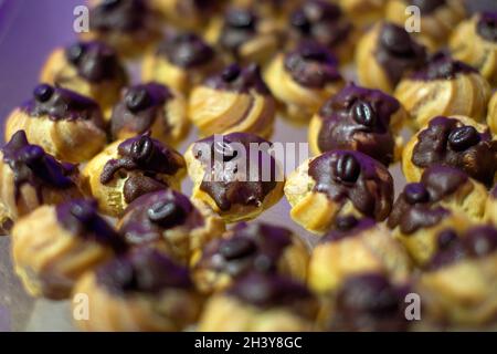 Ein Dessertbuffet, das bei einer Veranstaltung zubereitet wird. Stockfoto