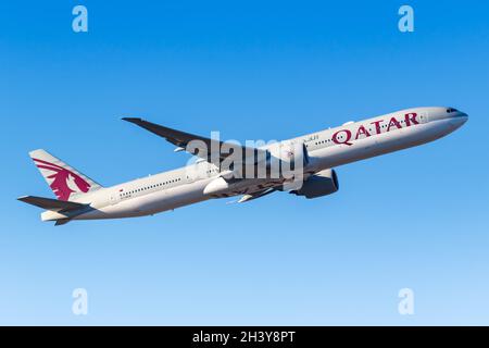 Qatar Airways Boeing 777-300ER Aircraft Frankfurt Airport in Deutschland Stockfoto