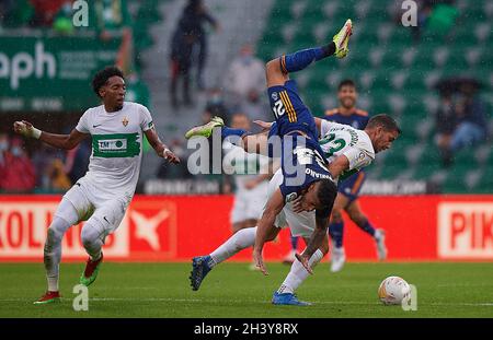 (211031) -- ELCHE, 31. Oktober 2021 (Xinhua) -- Real Madrids Mariano Diaz (C) und vies mit Elches Ivan Marcone während eines Fußballspiels der ersten spanischen Liga zwischen Elche CF und Real Madrid CF in Elche, Spanien, am 30. Oktober 2021. (Str/Xinhua) Stockfoto