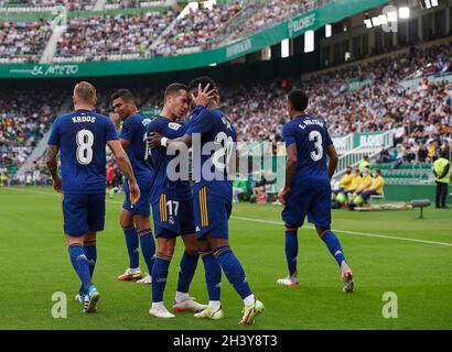 (211031) -- ELCHE, 31. Oktober 2021 (Xinhua) -- Vinicius Jr. von Real Madrid (2. R) feiert sein Tor mit seinem Teamkollegen Lucas Vazquez (C) während eines Fußballspiels der ersten spanischen Liga zwischen Elche CF und Real Madrid CF am 30. Oktober 2021 in Elche, Spanien. (Str/Xinhua) Stockfoto