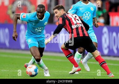 (211031) -- LEVERKUSEN, 31. Oktober 2021 (Xinhua) -- Josuha Guilavogui (L) aus Wolfsburg spielt mit Lucas Alario aus Leverkusen während eines Bundesliga-Fußballspiels der ersten Liga zwischen dem VfL Wolfsburg und Bayer 04 Leverkusen in Leverkusen, Deutschland, 30. Oktober 2021. (Foto von Ulrich Hufnagel/Xinhua) Stockfoto