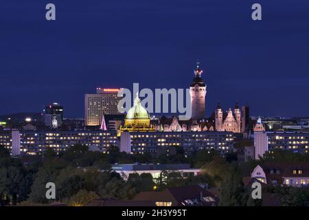 Leipzig bei Nacht mit dem Westin Hotel, Bundesverwaltungsgericht, neuem Rathaus und vielem mehr. Stockfoto