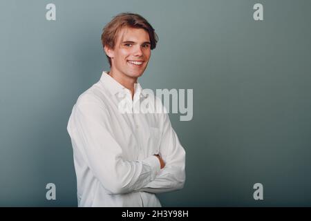 Portrait junger Mann im Studio stehend Porträt. Stockfoto