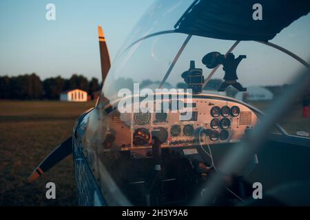 Blick auf das Cockpit von einem kleinen privaten Einzelmotorflugzeug Stockfoto