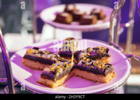 Bei einer Veranstaltung wird ein Dessertbuffet angerichtet. Stockfoto