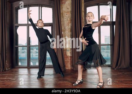 Junges Paar Junge und Mädchen tanzen Ballsaal Tanz Rumba Stockfoto