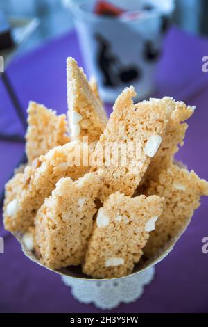 Bei einer Veranstaltung wird eine Auswahl an Desserts gezeigt. Stockfoto