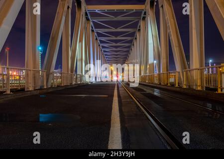 Nachtansicht der beleuchteten Brücke über dem Fluss Schelde in Antwerpen, Belgien Stockfoto