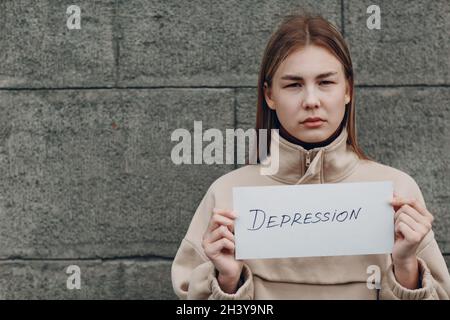 Mädchen hält in der Hand Blatt Papier mit Wort Depression Stockfoto