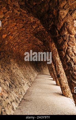 Barcelona, Spanien - 15. Dezember 2019: Spaziergassen im Park Güell, Barcelona, Spanien. Stockfoto