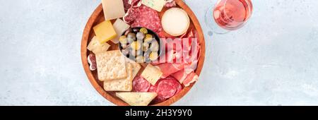 Panorama von Aufschnitt und Käseplatte, von oben mit Rosenwein aufgenommen Stockfoto