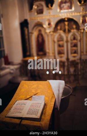 Orthodoxes christliches Kreuz, Heilige Bibel und Utensilien in der Kirche. Epiphanie Zeremonie Ritus. Stockfoto