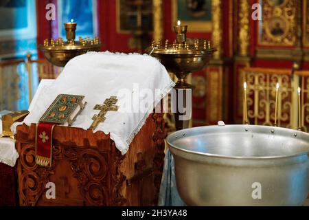 Orthodoxes christliches Kreuz, Heilige Bibel und Utensilien in der Kirche. Epiphanie Zeremonie Ritus. Stockfoto