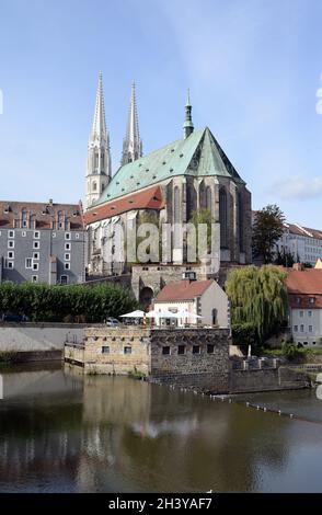 Lausitzer Neiße und Pfarrkirche St. Peter und Paul in GÃ¶rlitz Stockfoto