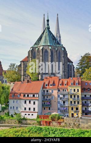 Lausitzer Neiße und Pfarrkirche St. Peter und Paul in GÃ¶rlitz Stockfoto