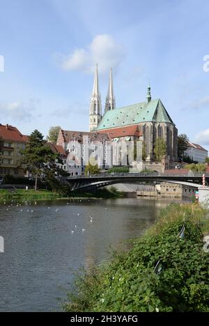 Lausitzer Neiße und Pfarrkirche St. Peter und Paul in GÃ¶rlitz Stockfoto