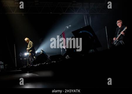 London, England, Großbritannien. Oktober 2021. Alexandra Palace, London, Großbritannien, 30. Oktober 2021. Die ikonischen Post-Punk-Väter des Goth Rock, Bauhaus, treten nach einer Pandemie, die die für das Jahr 2020 geplante Reunion-Tour unterbrach, zum ersten Mal in London auf. Die Band spielt in ihrer ursprünglichen Formation: Peter Murphy (Gesang), Daniel Ash (Gitarre), David J (Bass), Kevin Haskins (Bild: © Sabrina Merolla/ZUMA Press Wire) Stockfoto