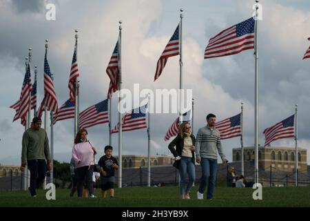 WASHINGTON, DC, DC, USA. Oktober 2021. Am 30. Oktober 2021 verbringen Touristen Zeit in der National Mall in Washington, DC, USA. Die US-amerikanische Food and Drug Administration (FDA) genehmigte am Freitag die Notfallverwendung des Pfizer-BioNTech COVID-19-Impfstoffs bei Kindern im Alter von 5 bis 11 Jahren. Kredit: Ting Shen/Xinhua/Alamy Live Nachrichten Stockfoto