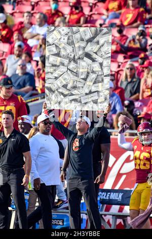 Los Angeles, Kalifornien. Oktober 2021. USC-Trojaner geben im ersten Quartal Signale in Aktion das NCAA Football-Spiel zwischen den USC-Trojanern und den Arizona Wildcats im Coliseum in Los Angeles, Kalifornien. Obligatorisches Foto: Louis Lopez/CSM/Alamy Live News Stockfoto