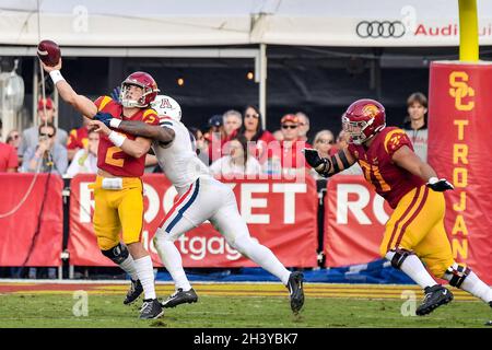 Los Angeles, Kalifornien. Oktober 2021. USC Trojans Quarterback Jaxson Dart #2 in Aktion während des zweiten Quartals das NCAA Football Spiel zwischen den USC Trojans und den Arizona Wildcats im Coliseum in Los Angeles, Kalifornien.obligatorische Bildquelle: Louis Lopez/CSM/Alamy Live News Stockfoto