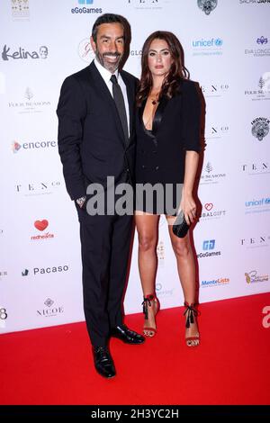 Paris, Frankreich. Oktober 2021. Robert Pires und Jessica Lemarie Pires kommen zur Global Gift Gala am 30. Oktober 2021 im George V in Paris, Frankreich. (Foto von Lyvans Boolaky/ÙPtertainment/Sipa USA) Quelle: SIPA USA/Alamy Live News Stockfoto