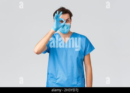Coronavirus-Ausbruch, medizinisches Personal im Kampf gegen Krankheiten, Krankenhauskonzept. Hübscher Arzt in medizinischer Maske, Peelings und Handschuhen Stockfoto