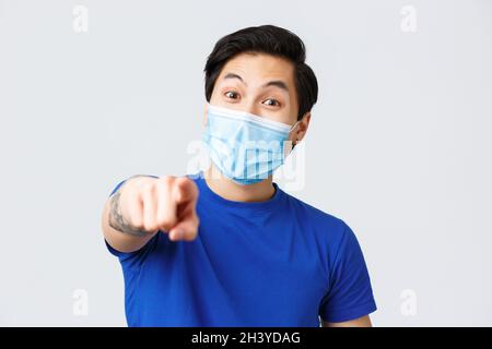 Verschiedene Emotionen, Lifestyle und Freizeit während Coronavirus, covid-19 Konzept. Nahaufnahme eines enthusiastischen, gutaussehenden asiatischen Mannes Stockfoto