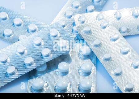 Helsinki / Finnland - 31. OKTOBER 2021: Nahaufnahme des Stapels weißer Pillen in Blisterverpackungen. Stockfoto