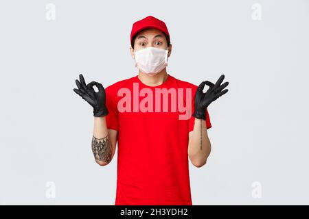 Besorgter junger asiatischer Entleiher, der versucht, den nervösen Klienten zu beruhigen, zeigt eine Zen-Geste, trägt eine medizinische Maske und einen Schutzhandschuh Stockfoto