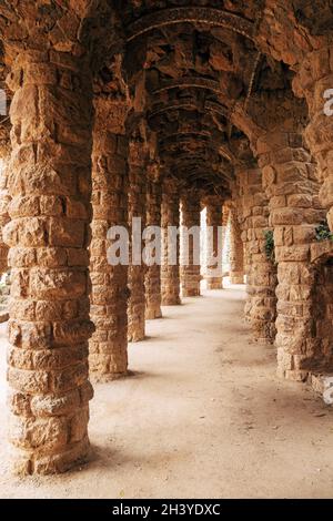 Barcelona, Spanien - 15. Dezember 2019: Spaziergassen im Park Güell, Barcelona, Spanien. Stockfoto