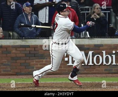 Atlanta, Usa. Oktober 2021. Atlanta Braves dritter Baseman Austin Riley trifft eine RBI-Single gegen die Houston Astros während des sechsten Innings von Spiel vier in der MLB World Series im Truist Park am Samstag, 30. Oktober 2021 in Atlanta, Georgia. Atlanta führt Houston 2-1 in der World Series an. Foto von David Tulis/UPI Credit: UPI/Alamy Live News Stockfoto