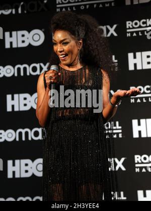 Cleveland, Usa. Oktober 2021. Die Schauspielerin Angela Bassett spricht mit den Medien im Rocket Mortgage Field House während der Einführungszeremonie der Rock and Roll Hall of Fame 2021 in Cleveland, Ohio, am Samstag, den 30. Oktober 2021. Foto von Aaron Josefczyk/UPI Credit: UPI/Alamy Live News Stockfoto