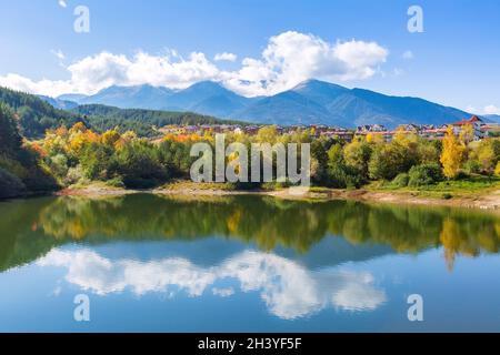 Bansko Herbstpanorama mit See, Bulgarien Stockfoto