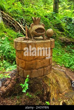 Holzskulptur Froschprinz im Märchenwald, Schwarzwald, deutschland Stockfoto