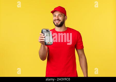 Kontaktloses Bezahlen, Online-Lieferung, Internet-Shopping und Paketverfolgung. Freundlich lächelnd, bärtiger Angestellte, der c Stockfoto