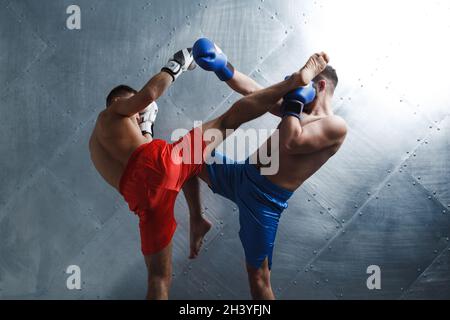 Zwei Männer Boxer kämpfen muay thai Kickboxen hgh Kick Stahl Hintergrund Stockfoto