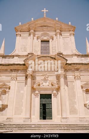 Fassade der Kirche des Heiligen Ignatius in Dubrovnik, Kroatien. Statue eines Engels über dem Eingang zur Kirche. Stockfoto