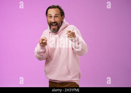 Gotcha. Portrait sorglos lustig amüsant Erwachsenen energiegeladen bärtigen Mann springen pruckenden Freund Spaß lachen glücklich zeigen Stockfoto