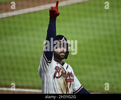 Atlanta, Usa. Oktober 2021. Atlanta Braves Dansby Swanson feiert im vierten Spiel der MLB World Series im Truist Park am Samstag, den 30. Oktober 2021 in Atlanta, Georgia, den siebten Solo-Heimlauf gegen die Houston Astros. Atlanta führt Houston 2-1 in der World Series an. Foto von David Tulis/UPI Credit: UPI/Alamy Live News Stockfoto