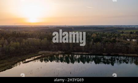 Luftaufnahme von einer Drohne eines wunderschönen dramatischen und farbenfrohen Sonnenuntergangs an der Küste des Sees. Naturlandschaft. Natur in Europa Stockfoto