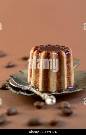 Kaffee Panna Cotta mit Schokoladensauce. Stockfoto