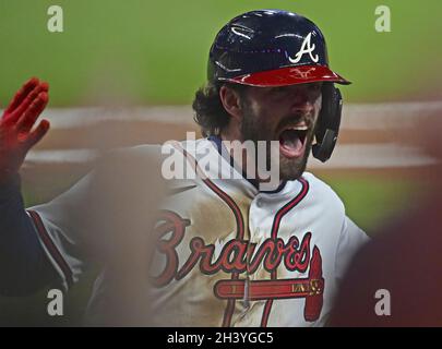 Atlanta, Usa. Oktober 2021. Atlanta Braves Dansby Swanson feiert im vierten Spiel der MLB World Series im Truist Park am Samstag, den 30. Oktober 2021 in Atlanta, Georgia, den siebten Solo-Heimlauf gegen die Houston Astros. Atlanta führt Houston 2-1 in der World Series an. Foto von David Tulis/UPI Credit: UPI/Alamy Live News Stockfoto