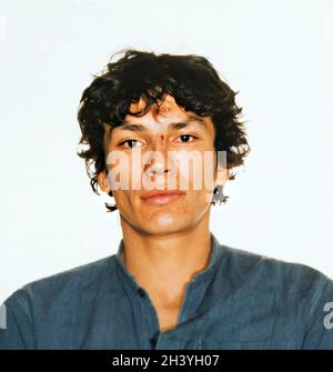 1984 , 12 dezember , LOS ANGELES , USA : der satanistische Serienmörder RICHARD RAMIREZ ( 1960 - 2013 ) wegen Autodiebstahls verhaftet , geboren Ricardo Leyva Munoz Ramírez , als wurde in einem Mugshot von Los Angeles Police Department am Tag verhaftet 8 august 1982 . Ramirez „The Night Stalkerwas“, ebenfalls ein Serienvergewaltiger, Entführer, Kindermörder und Einbrecher, war ein amerikanischer Spree-Mörder, der vom 17. märz bis zum 31. august 1985 mindestens 13 Menschen ermordet hat. Unbekannter Fotograf .- MUG SHOT - MUG-SHOT - SERIENKILLER - Portrait - ritratto - Serienkiller - assassassino seriale - CRONACA NERA - criminale - crimi Stockfoto