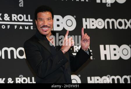 Cleveland, Usa. Oktober 2021. Der Songwriter Lionel Richie posiert im Rocket Mortgage Field House während der Einführungszeremonie der Rock and Roll Hall of Fame 2021 in Cleveland, Ohio, am Samstag, den 30. Oktober 2021. Foto von Aaron Josefczyk/UPI Credit: UPI/Alamy Live News Stockfoto