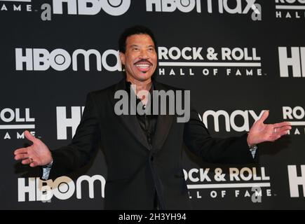 Cleveland, Usa. Oktober 2021. Der Songwriter Lionel Richie posiert im Rocket Mortgage Field House während der Einführungszeremonie der Rock and Roll Hall of Fame 2021 in Cleveland, Ohio, am Samstag, den 30. Oktober 2021. Foto von Aaron Josefczyk/UPI Credit: UPI/Alamy Live News Stockfoto