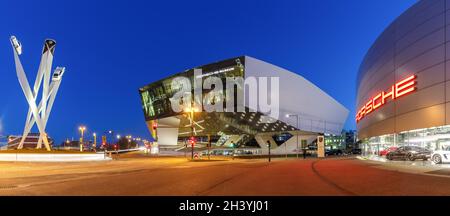 Porsche Museum in Stuttgart Zuffenhausen Deutschland Kunstwerk Moderne Architektur Panorama Stockfoto