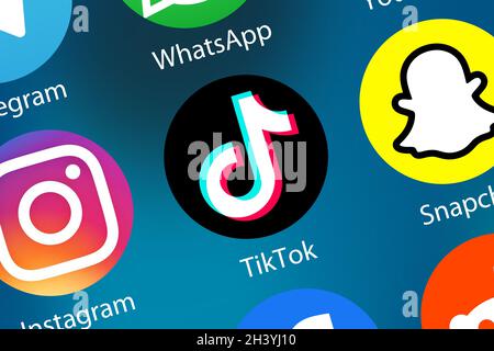 TikTok Tik Tok Logo Social Media Icon Social Network auf dem Internet-Hintergrund Stockfoto